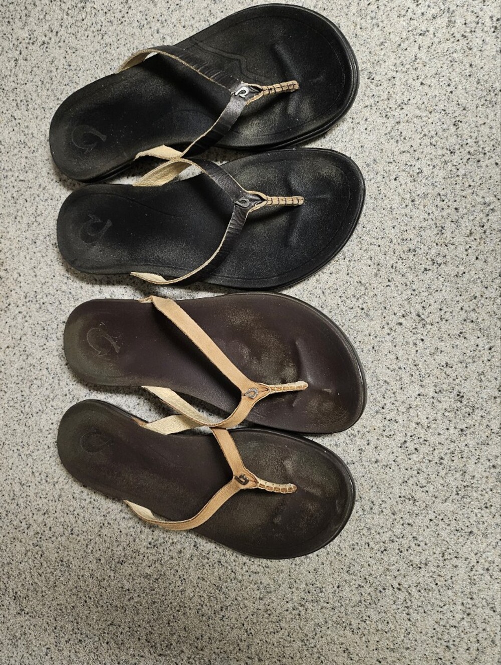 OluKai Women's Dual-Color Tan and Black Thong Sandals
